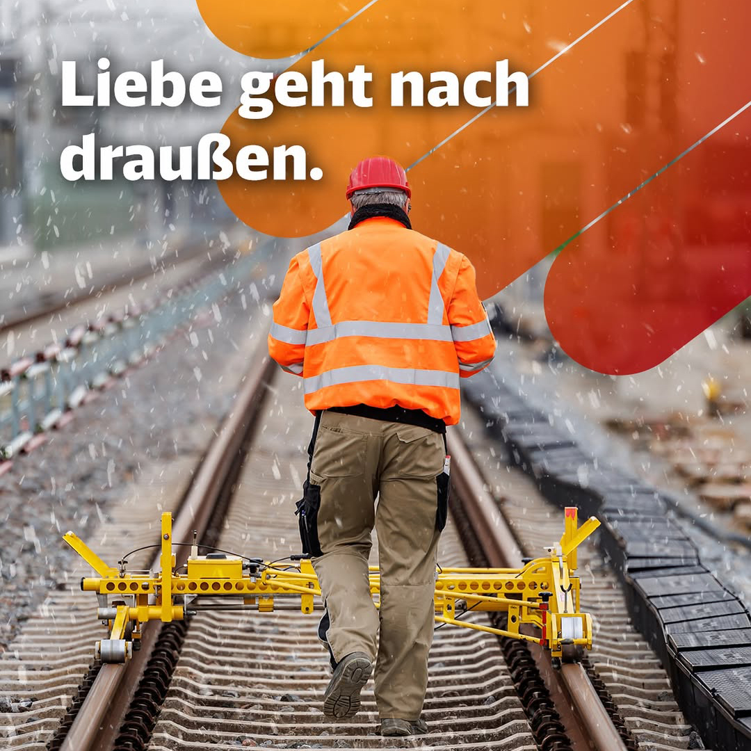Ein Dank an alle, die bei dem schei…schönen Wetter draußen arbeiten. Echte Held-innen tragen regenfeste Kleidung.   #DBKarriere #WasIstDirWichtig #Wetter #Schnee #draußenWer von euch arbeitet draußen